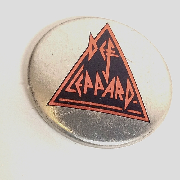 Vintage 1983 ~ DEF LEPPARD ~ Rock PIN BUTTON Memorabilia Collectible - Picture 1 of 4